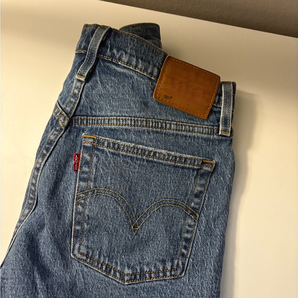 HIGH RISE MID-THIGH LEVI SHORTS - Picture 3 of 8